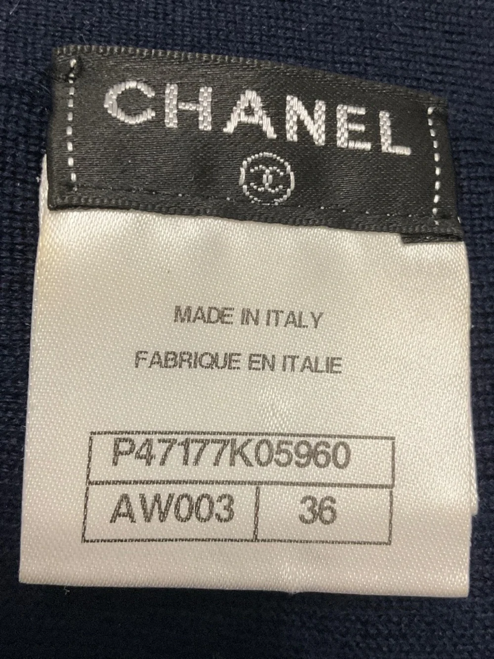 CHANEL NAVY BLUE PLEATED WOOL AND CASHMERE KNIT SKIRT WITH CC LOGO GLOBE PLATE